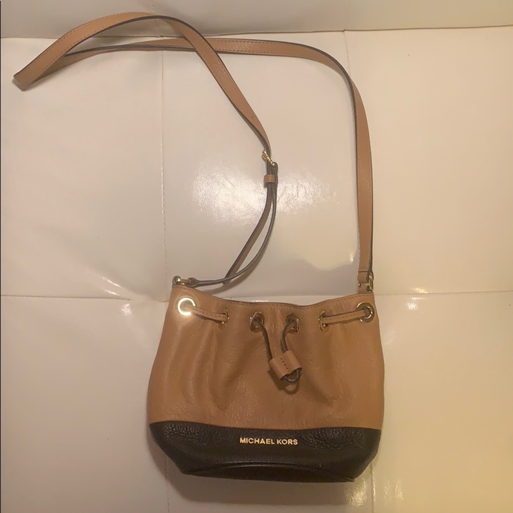 Michael Kors Bucket Crossbody
